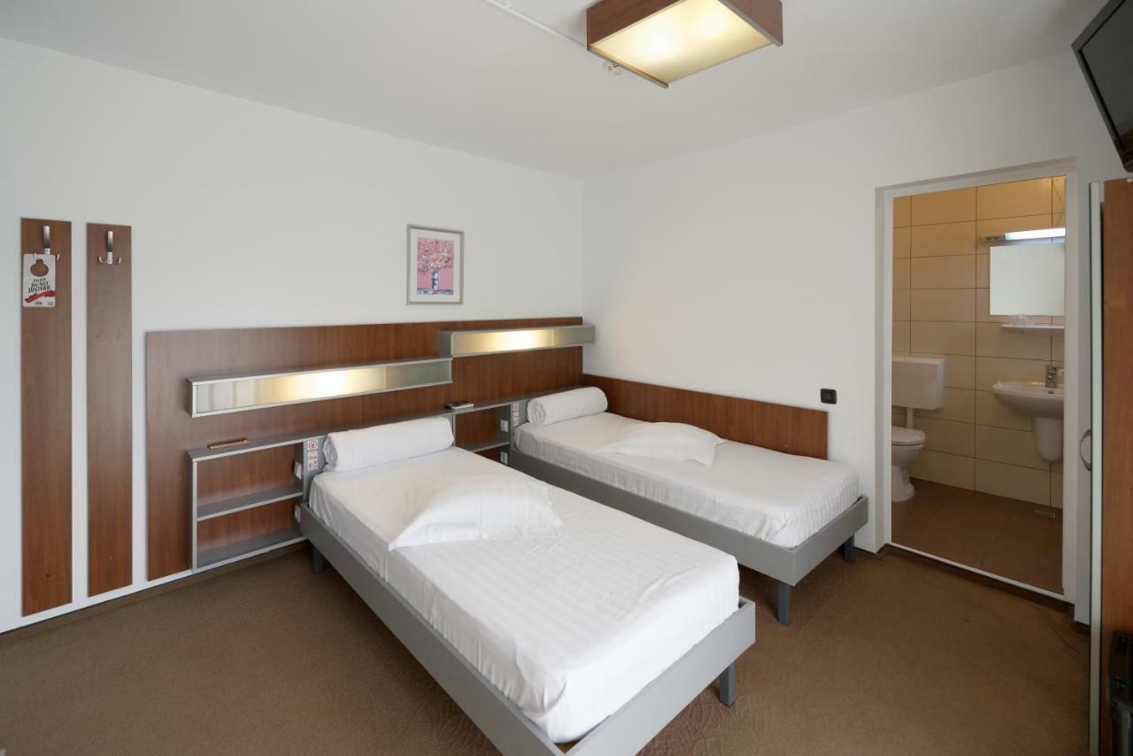 Vila Rosa Hotel Cluj-Napoca Luaran gambar
