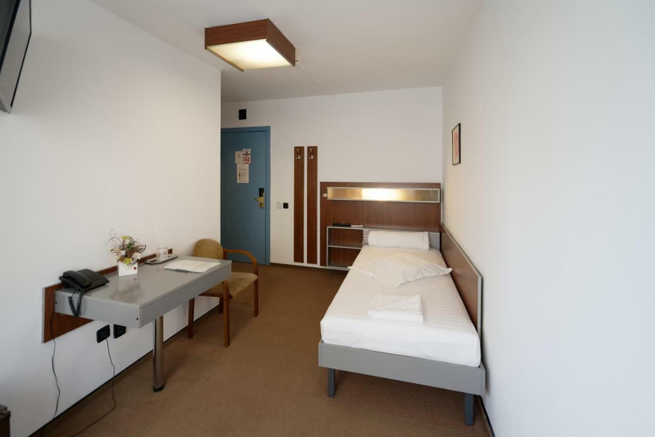 Vila Rosa Hotel Cluj-Napoca Luaran gambar